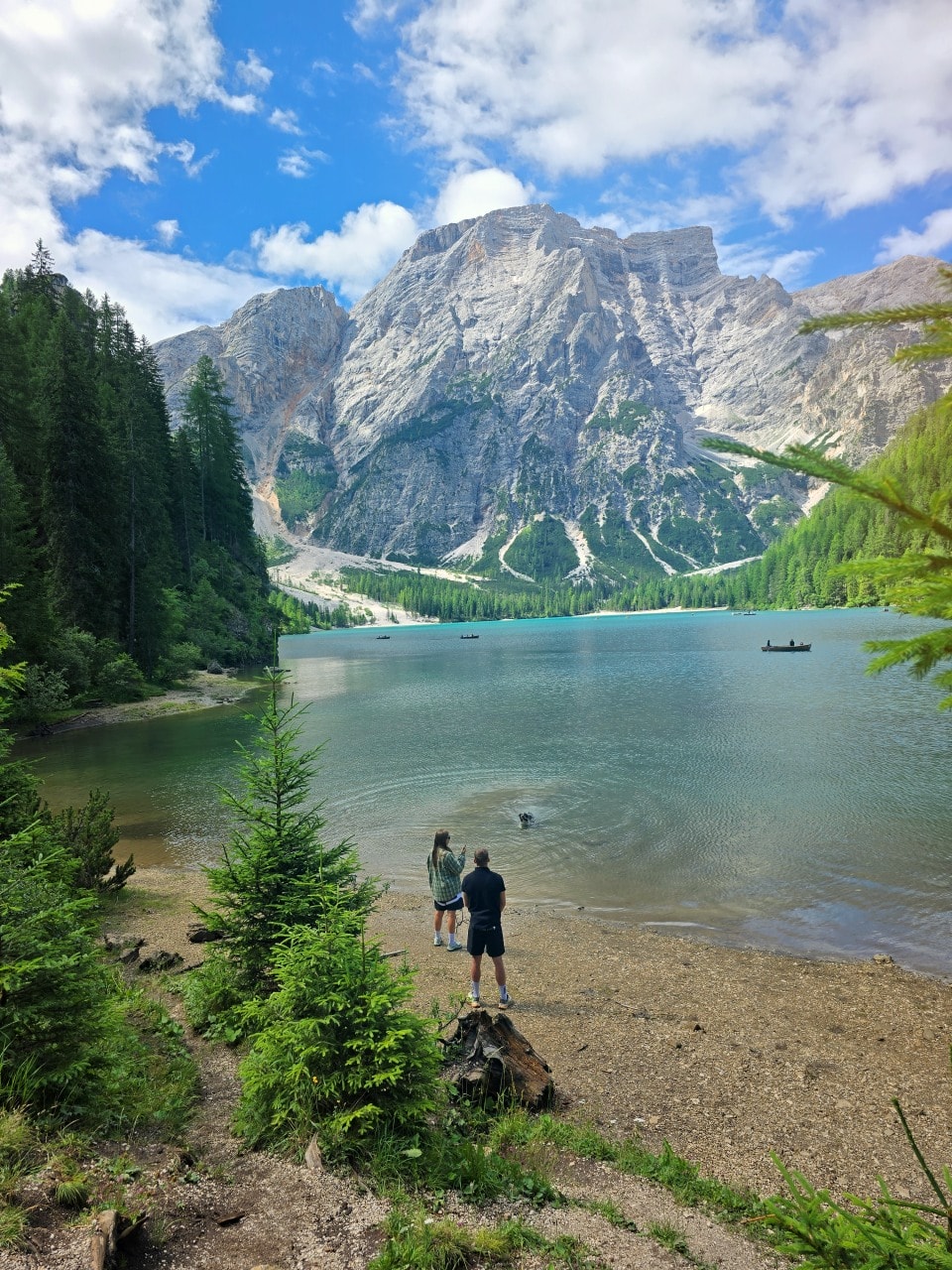 義大利 多洛米蒂 Dolomites 布萊埃斯湖 Lago di Braies。夢幻藍綠湖水上悠閒划船，享受多洛米堤的湖光山色。停車場預約須知。
