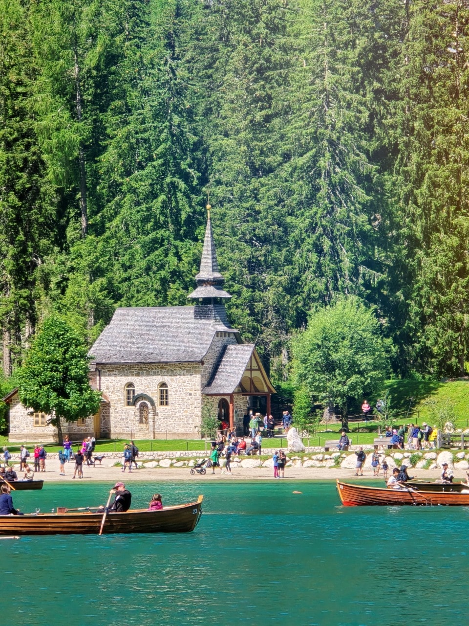 義大利 多洛米蒂 Dolomites 布萊埃斯湖 Lago di Braies。夢幻藍綠湖水上悠閒划船，享受多洛米堤的湖光山色。停車場預約須知。