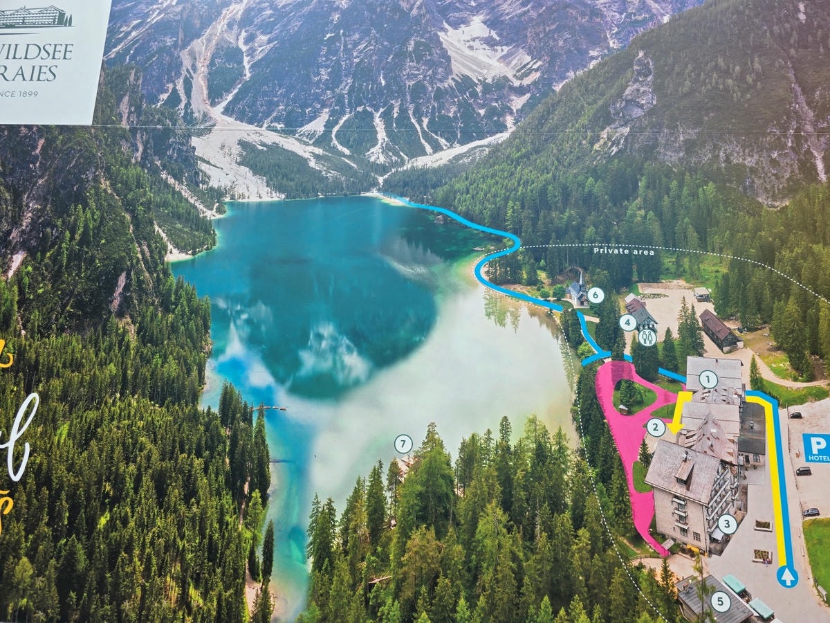 義大利 多洛米蒂 Dolomites 布萊埃斯湖 Lago di Braies。夢幻藍綠湖水上悠閒划船，享受多洛米堤的湖光山色。停車場預約須知。