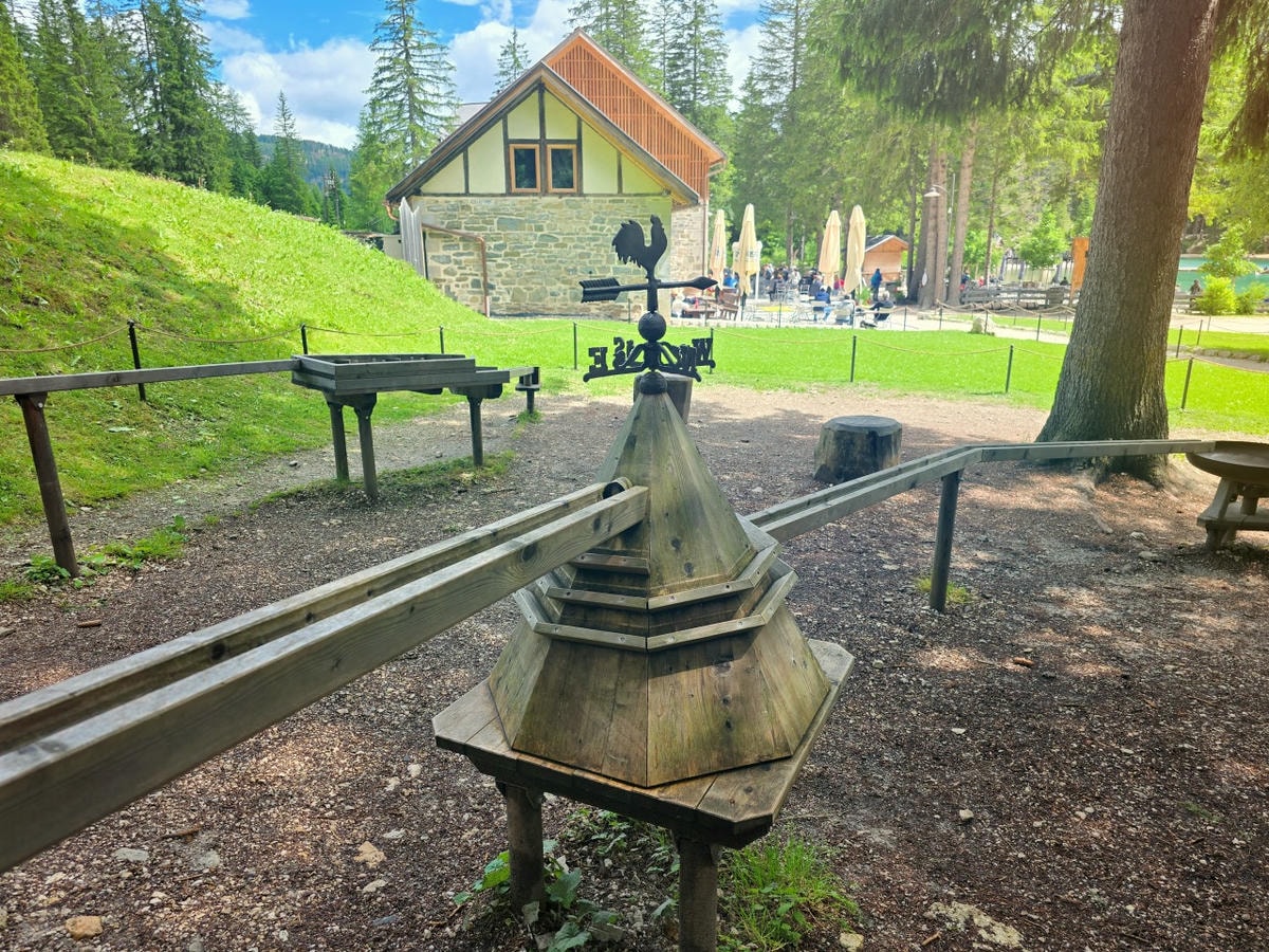 義大利 多洛米蒂 Dolomites 布萊埃斯湖 Lago di Braies。夢幻藍綠湖水上悠閒划船，享受多洛米堤的湖光山色。停車場預約須知。