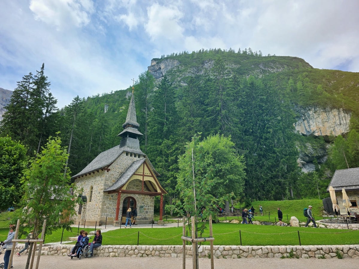 義大利 多洛米蒂 Dolomites 布萊埃斯湖 Lago di Braies。夢幻藍綠湖水上悠閒划船，享受多洛米堤的湖光山色。停車場預約須知。