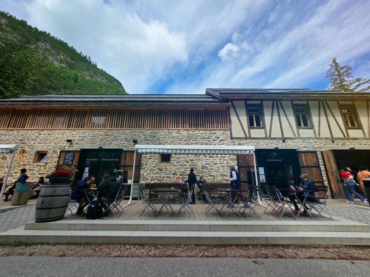 義大利 多洛米蒂 Dolomites 布萊埃斯湖 Lago di Braies。夢幻藍綠湖水上悠閒划船，享受多洛米堤的湖光山色。停車場預約須知。
