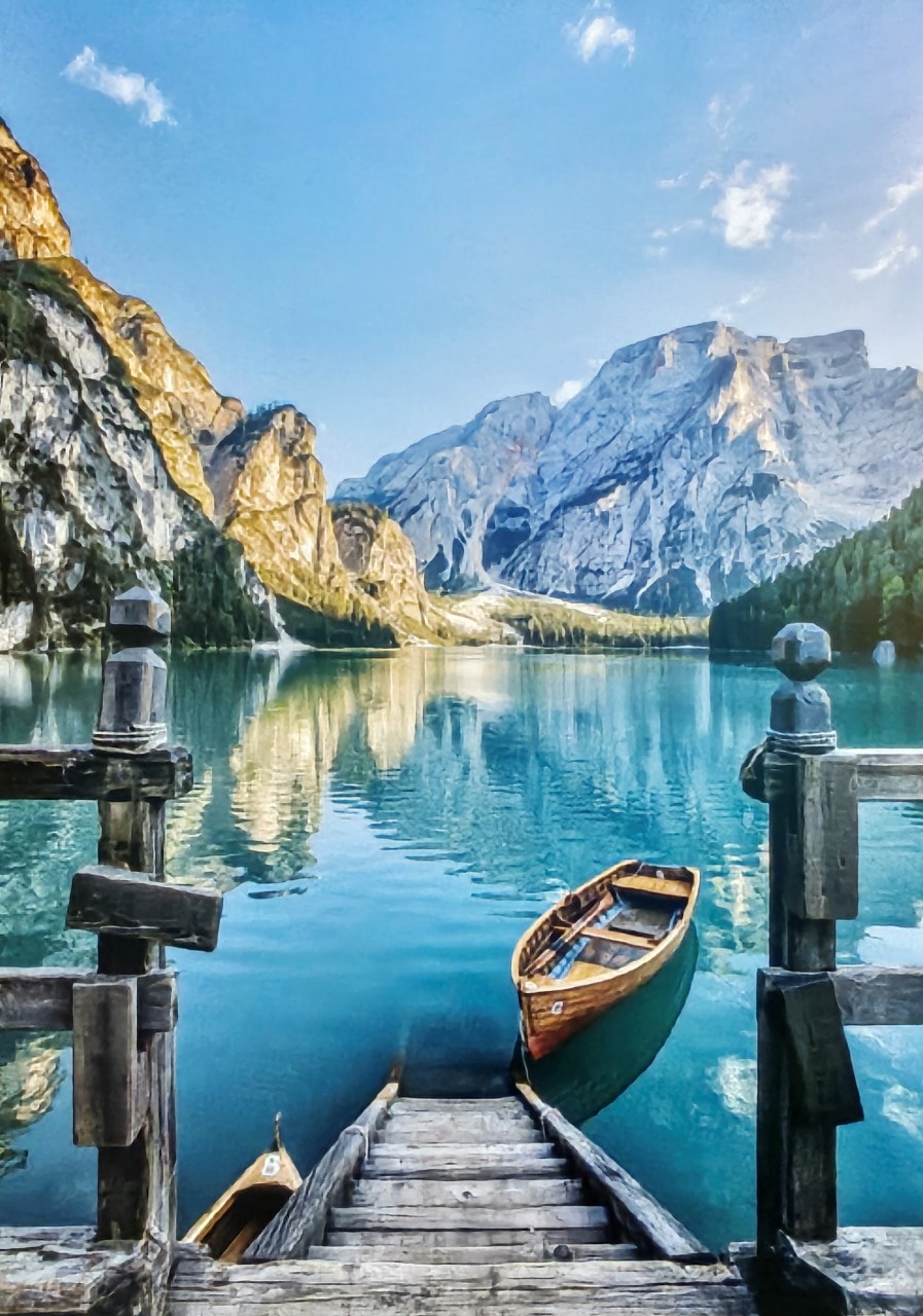 義大利 多洛米蒂 Dolomites 布萊埃斯湖 Lago di Braies。夢幻藍綠湖水上悠閒划船，享受多洛米堤的湖光山色。停車場預約須知。