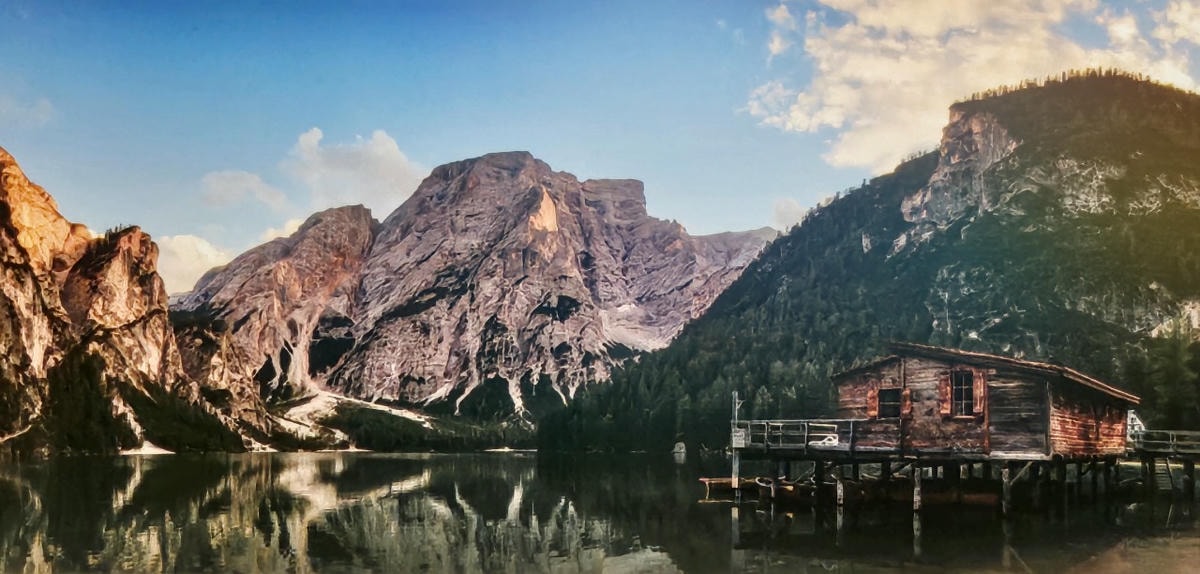 義大利 多洛米蒂 Dolomites 布萊埃斯湖 Lago di Braies。夢幻藍綠湖水上悠閒划船，享受多洛米堤的湖光山色。停車場預約須知。