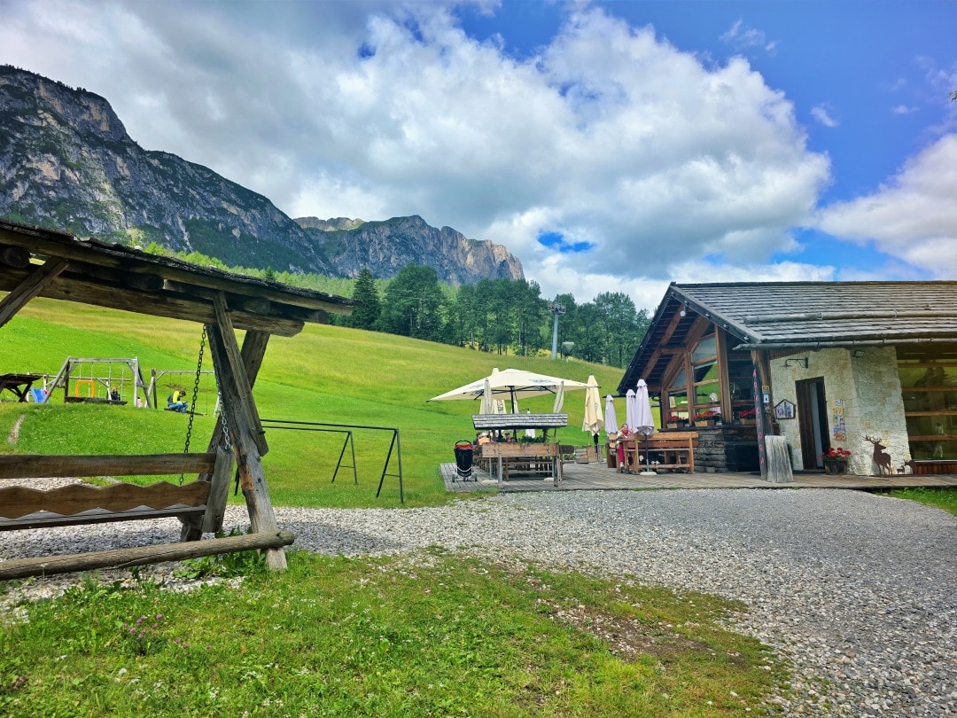 義大利 多洛米蒂景點 Parco Cervi Sompunt – Alta Badia。免費景點，風景如畫的鹿園，可以欣賞梅花鹿群和迷人景緻
