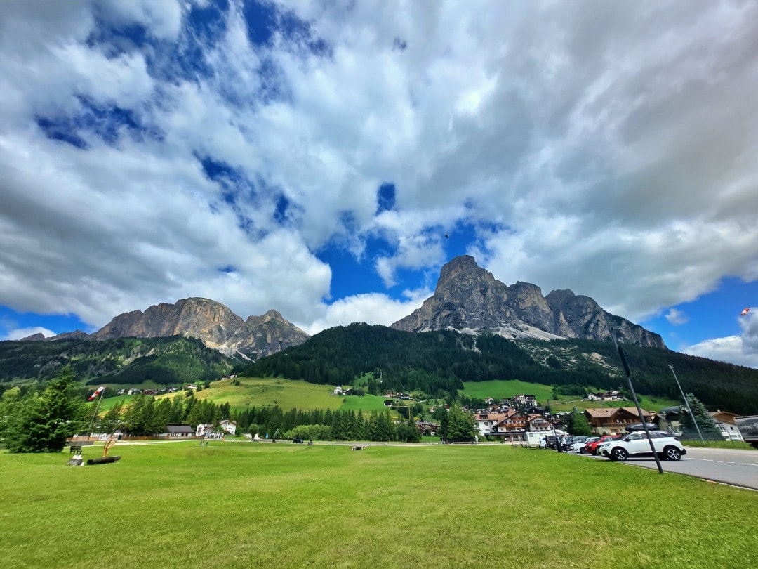 義大利多洛米蒂秘境高山湖泊 Lago Boè 。從Corvara in Badia科爾瓦拉伊恩巴迪亞搭乘纜車，探訪有如山間寶石般的湖泊