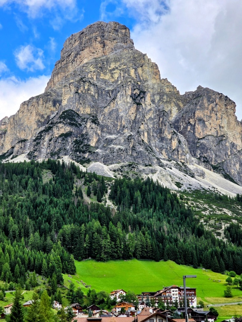 義大利 多洛米蒂景點 Parco Cervi Sompunt – Alta Badia。免費景點，風景如畫的鹿園，可以欣賞梅花鹿群和迷人景緻