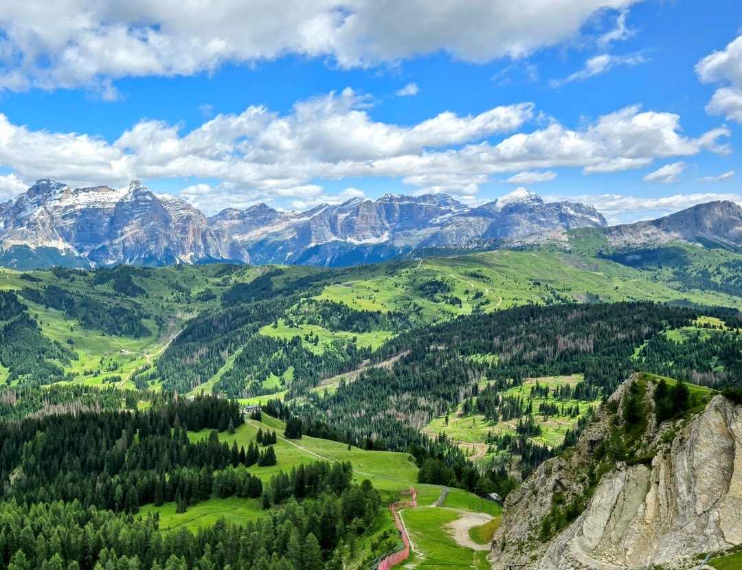 義大利多洛米蒂秘境高山湖泊 Lago Boè 。從Corvara in Badia科爾瓦拉伊恩巴迪亞搭乘纜車，探訪有如山間寶石般的湖泊