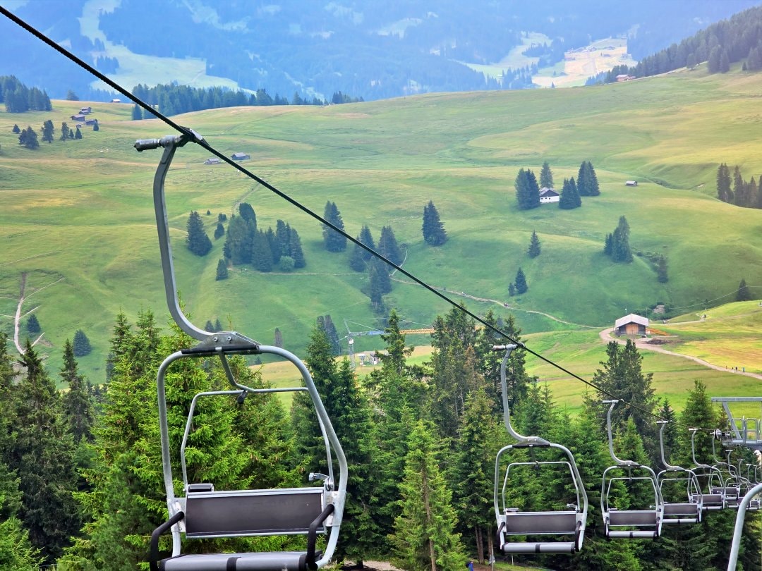 義大利多洛米蒂景點 休斯草原 Alpe di Siusi。綠色的絲絨地毯配上巍峨山景