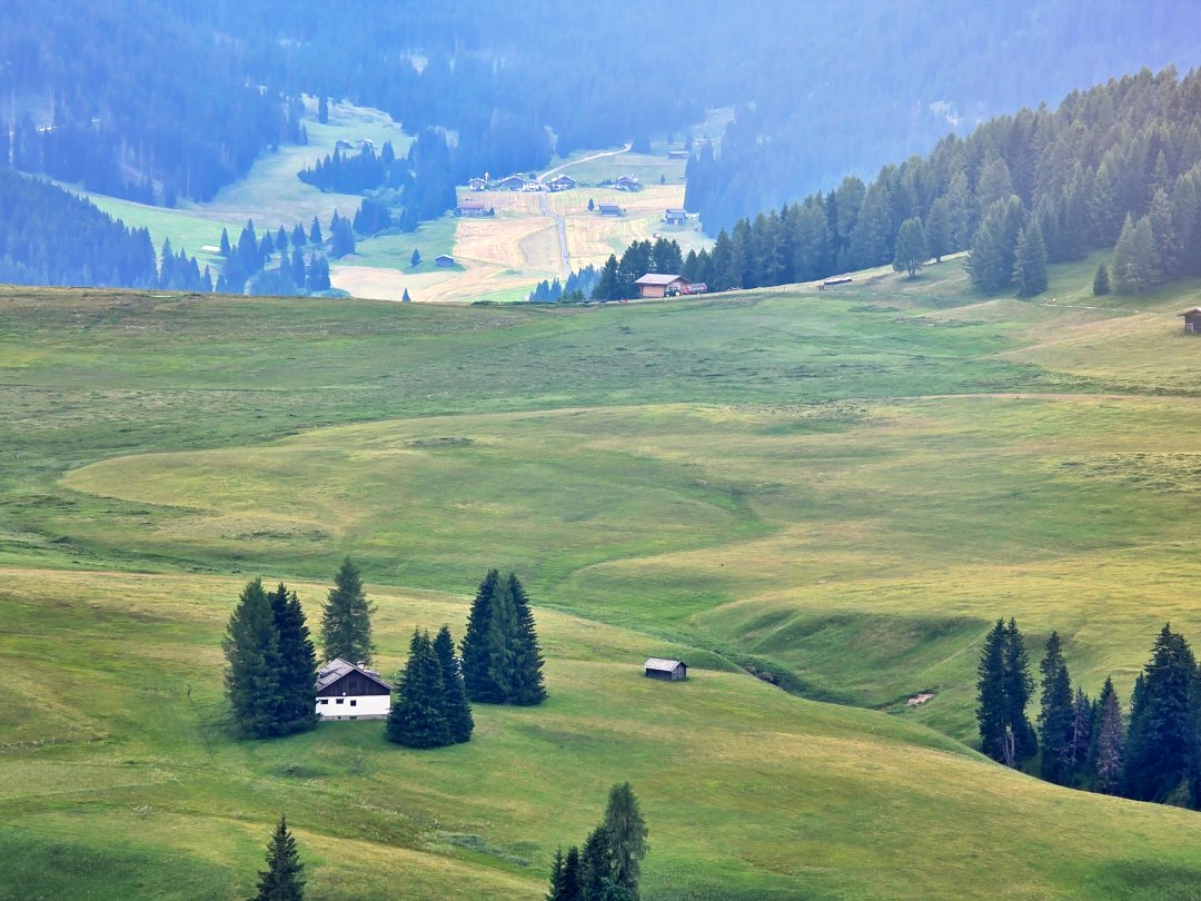 義大利多洛米蒂景點 休斯草原 Alpe di Siusi。綠色的絲絨地毯配上巍峨山景