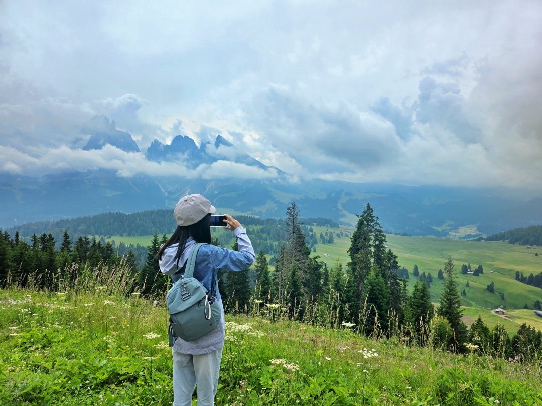 義大利多洛米蒂景點 休斯草原 Alpe di Siusi。綠色的絲絨地毯配上巍峨山景