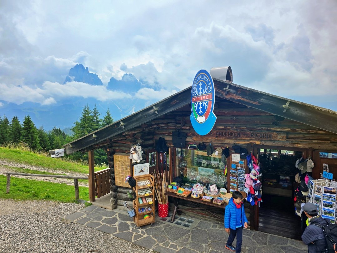 義大利多洛米蒂景點 休斯草原 Alpe di Siusi。綠色的絲絨地毯配上巍峨山景