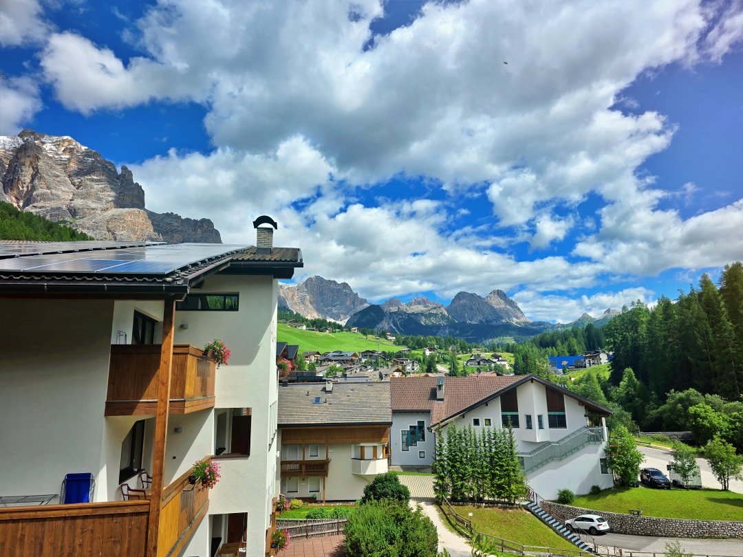 多洛米蒂住宿 拉加奇奧山居酒店 Lagació Hotel Mountain Residence。適合家庭的雙臥室公寓房型、有配備齊全的小廚房、含早餐、可自助洗衣。