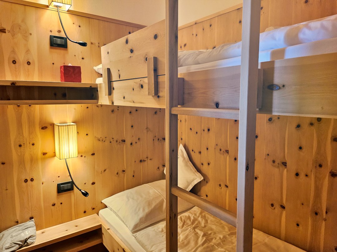 多洛米蒂住宿 拉加奇奧山居酒店 Lagació Hotel Mountain Residence。適合家庭的雙臥室公寓房型、有配備齊全的小廚房、含早餐、可自助洗衣。