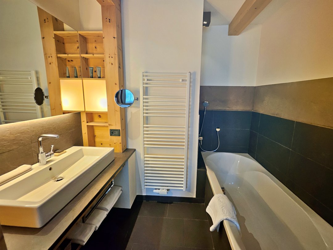 多洛米蒂住宿 拉加奇奧山居酒店 Lagació Hotel Mountain Residence。適合家庭的雙臥室公寓房型、有配備齊全的小廚房、含早餐、可自助洗衣。