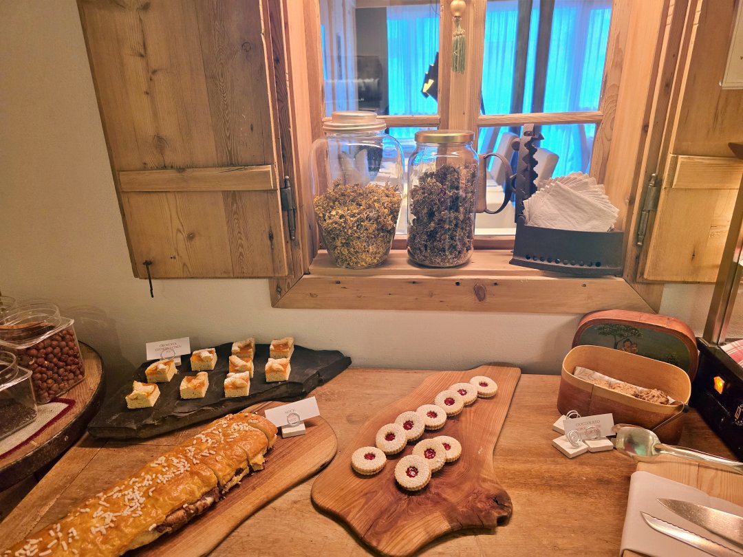 多洛米蒂住宿 拉加奇奧山居酒店 Lagació Hotel Mountain Residence。適合家庭的雙臥室公寓房型、有配備齊全的小廚房、含早餐、可自助洗衣。