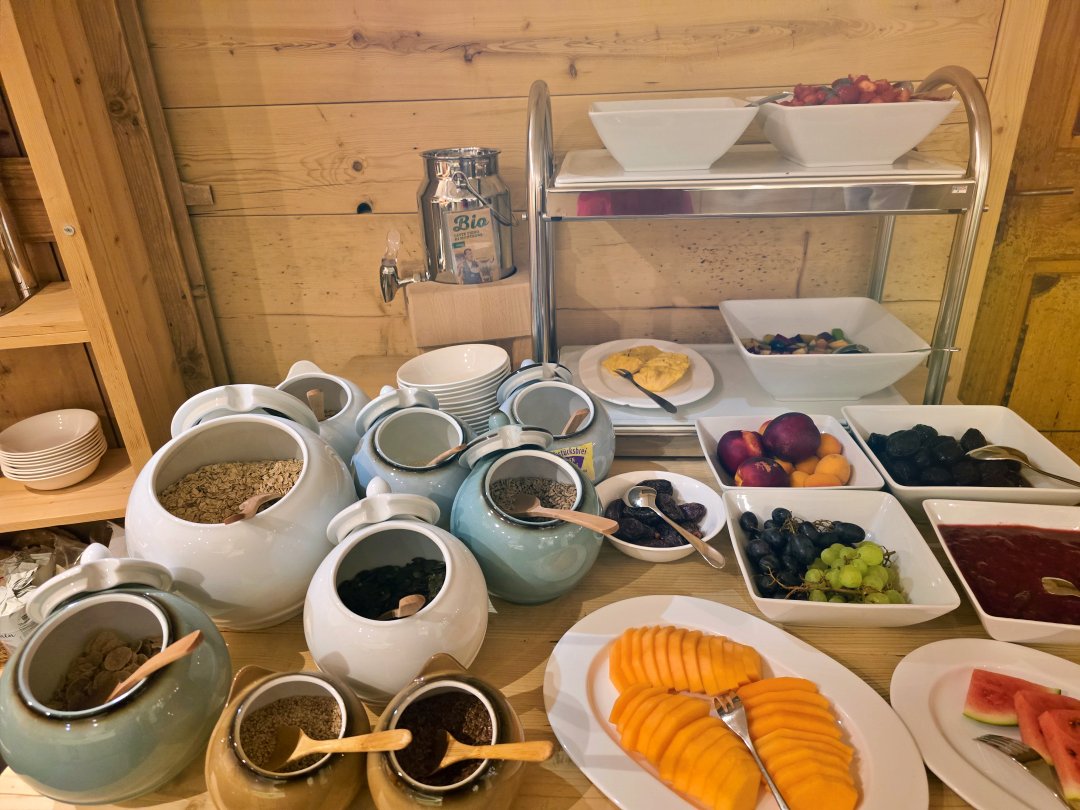 多洛米蒂住宿 拉加奇奧山居酒店 Lagació Hotel Mountain Residence。適合家庭的雙臥室公寓房型、有配備齊全的小廚房、含早餐、可自助洗衣。