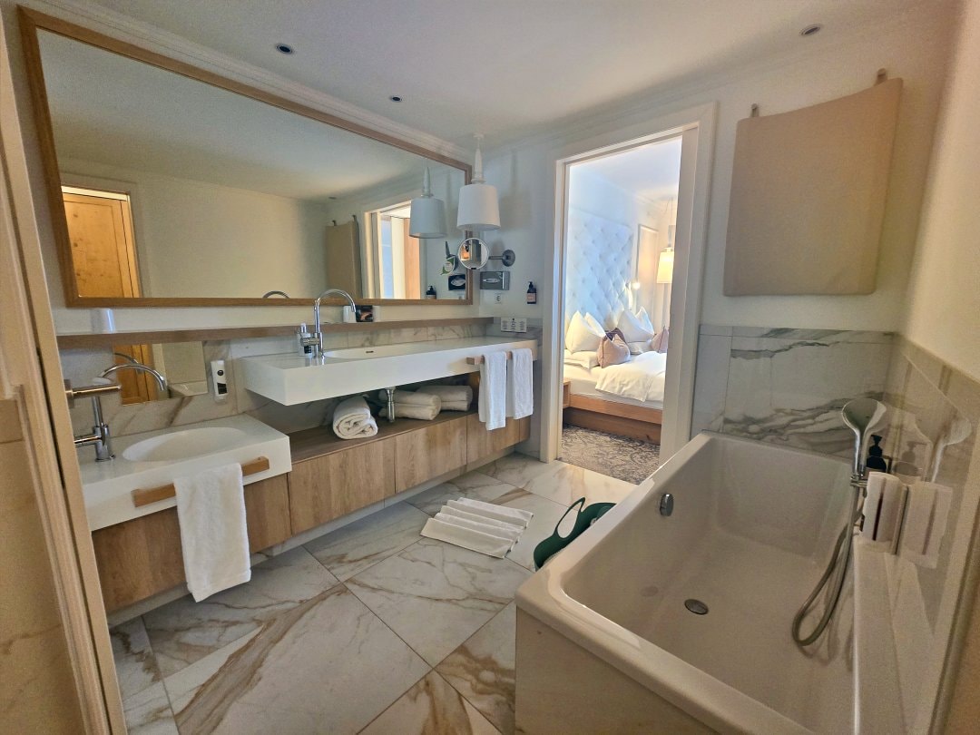 多洛米蒂 Ortisei 住宿 Cavallino Bianco Family Spa Grand Hotel。堪稱多洛米蒂版Clubmed的住宿，超級適合家庭和親子渡假