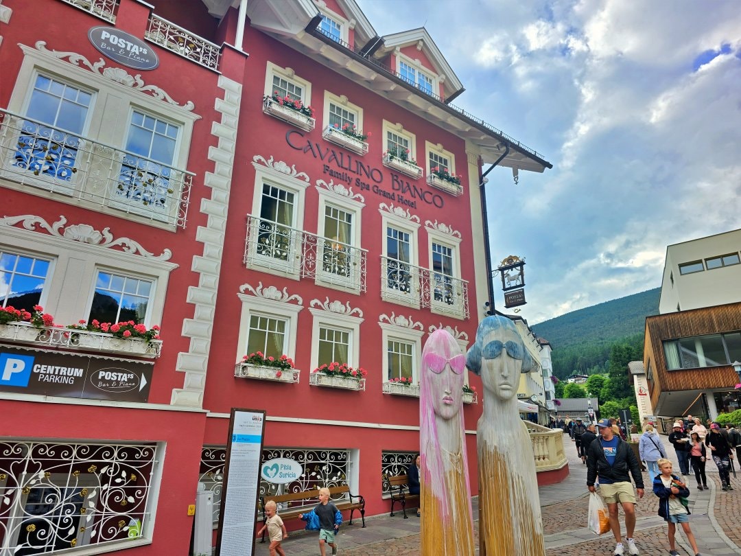 多洛米蒂 Ortisei 住宿 Cavallino Bianco Family Spa Grand Hotel。堪稱多洛米蒂版Clubmed的住宿，超級適合家庭和親子渡假