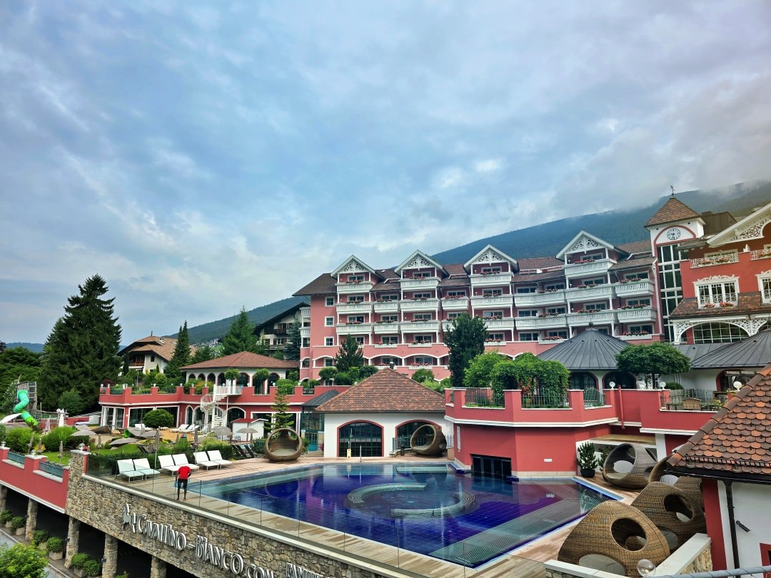 多洛米蒂 Ortisei 住宿 Cavallino Bianco Family Spa Grand Hotel。堪稱多洛米蒂版Clubmed的住宿，超級適合家庭和親子渡假