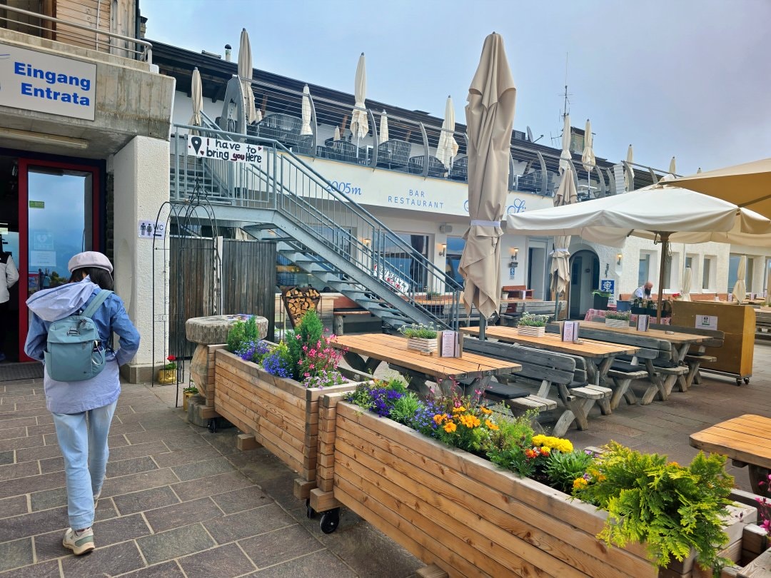 義大利多洛米蒂景點 休斯草原 Alpe di Siusi。綠色的絲絨地毯配上巍峨山景