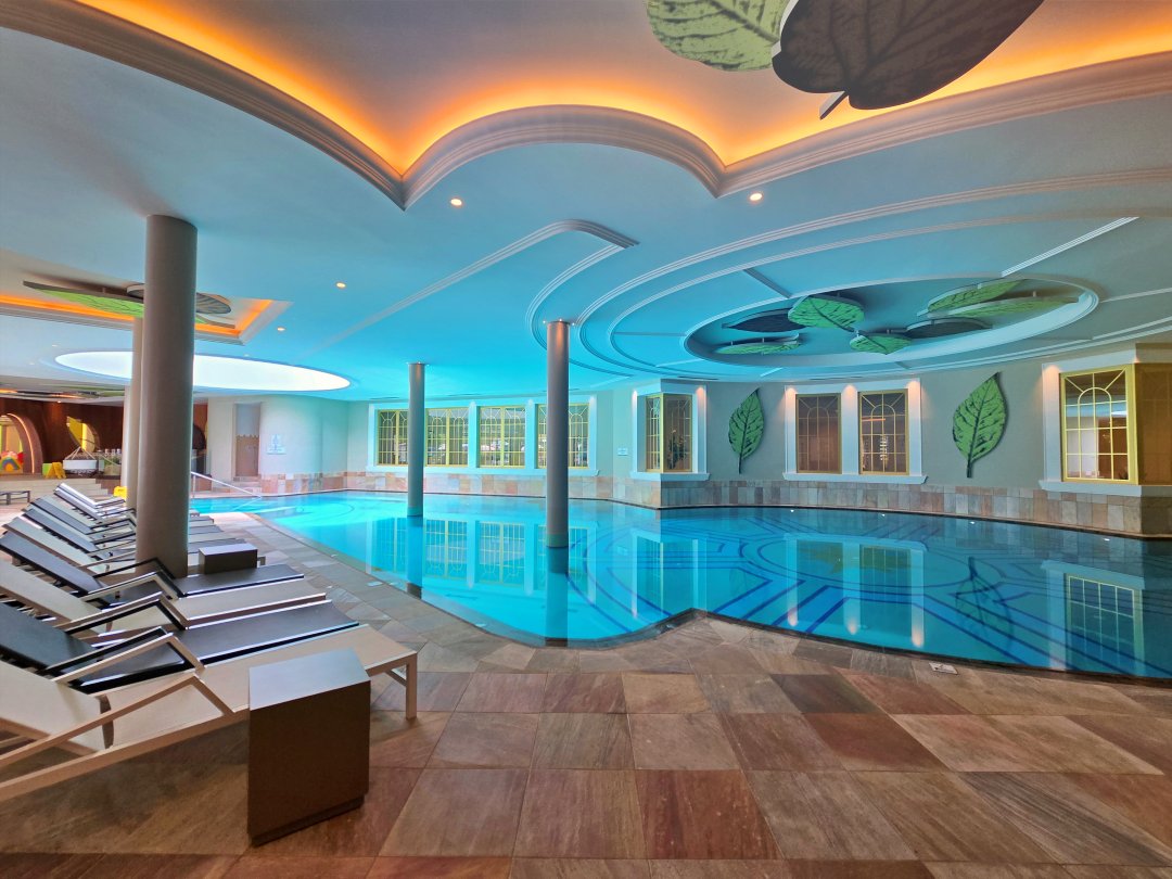 多洛米蒂 Ortisei 住宿 Cavallino Bianco Family Spa Grand Hotel。堪稱多洛米蒂版Clubmed的住宿，超級適合家庭和親子渡假