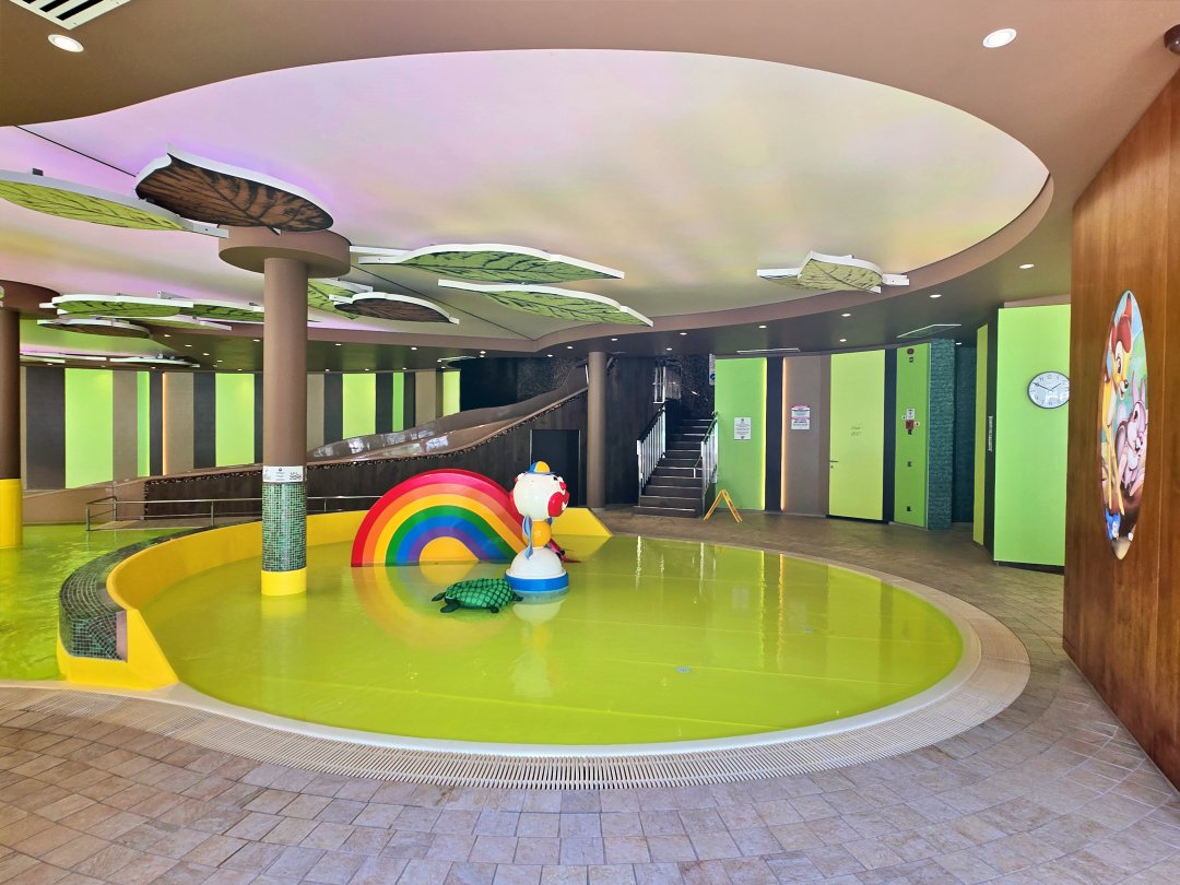 多洛米蒂 Ortisei 住宿 Cavallino Bianco Family Spa Grand Hotel。堪稱多洛米蒂版Clubmed的住宿，超級適合家庭和親子渡假