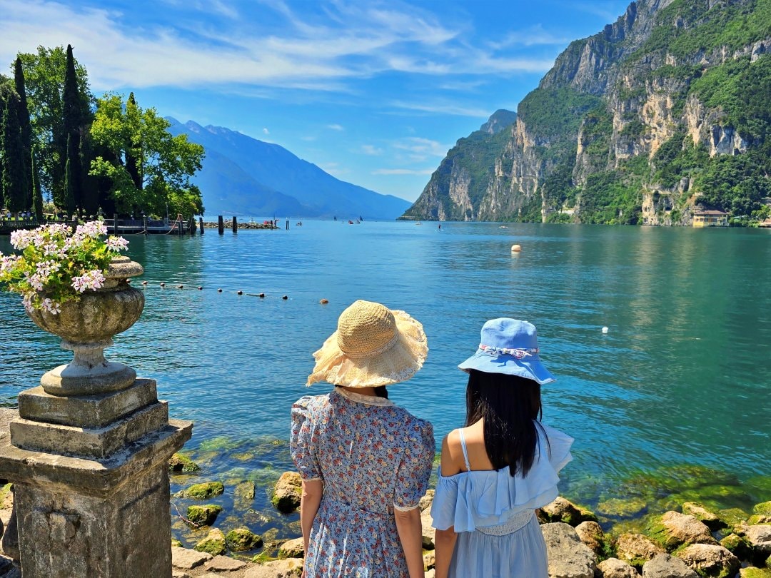 義大利加爾達湖 Lago di Garda 里瓦德爾加爾達 Riva del Garda。湖光山色的交會，加爾達湖最北端的美麗小鎮