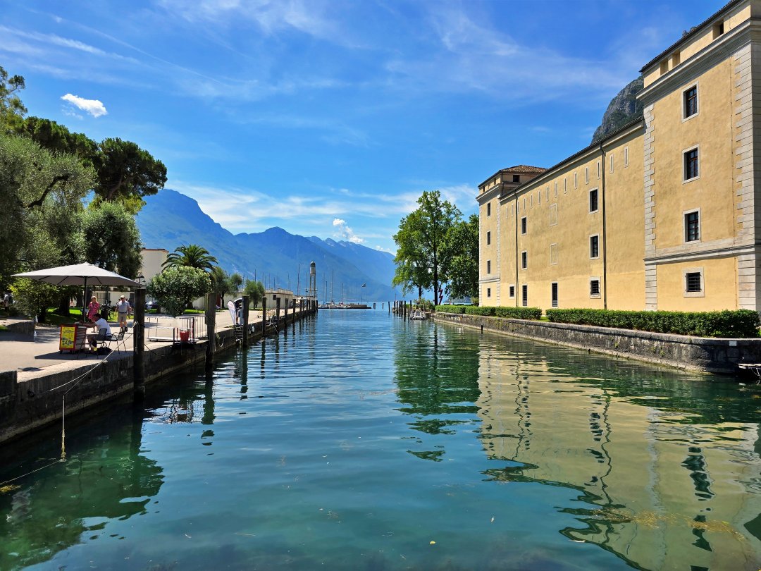 義大利加爾達湖 Lago di Garda 里瓦德爾加爾達 Riva del Garda。湖光山色的交會，加爾達湖最北端的美麗小鎮
