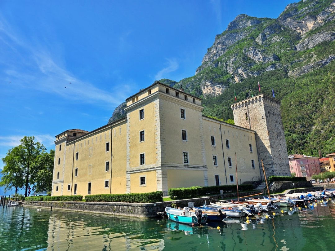 義大利加爾達湖 Lago di Garda 里瓦德爾加爾達 Riva del Garda。湖光山色的交會，加爾達湖最北端的美麗小鎮