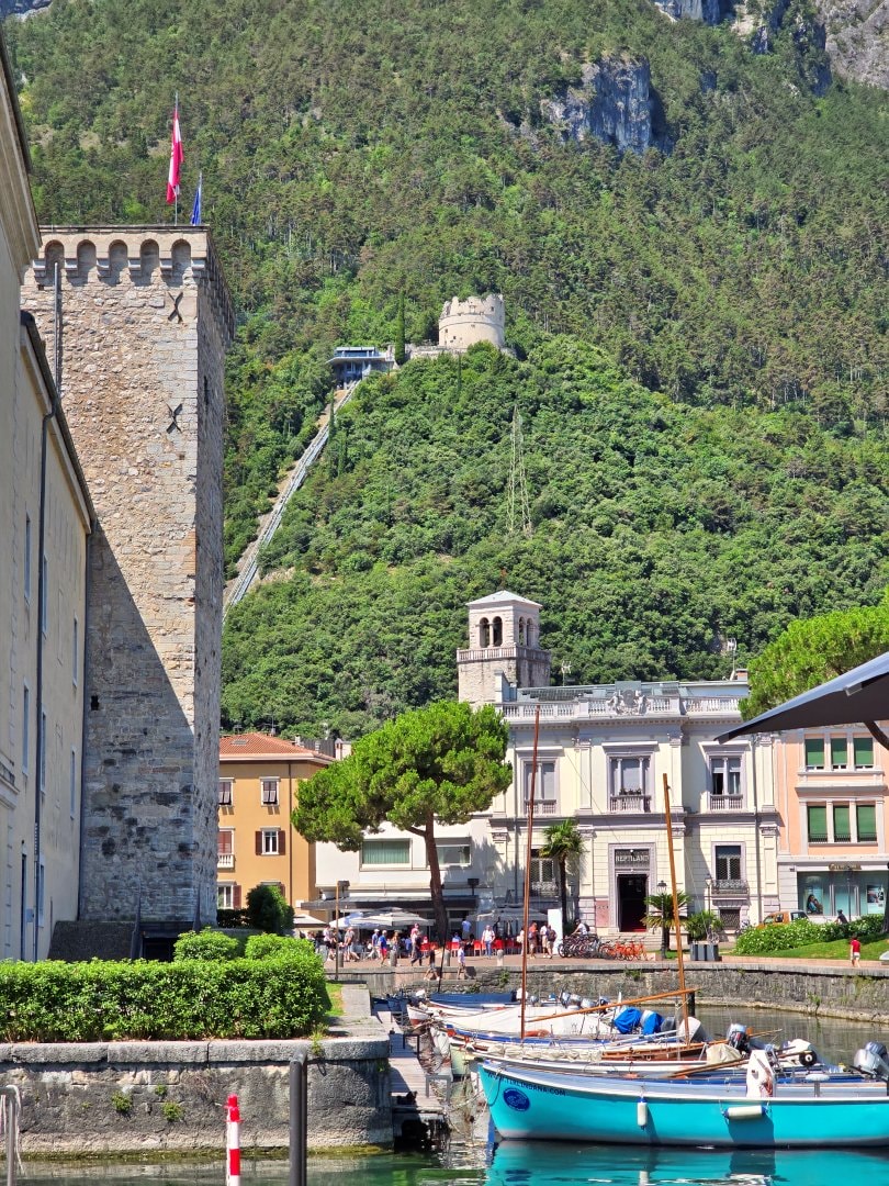 義大利加爾達湖 Lago di Garda 里瓦德爾加爾達 Riva del Garda。湖光山色的交會，加爾達湖最北端的美麗小鎮