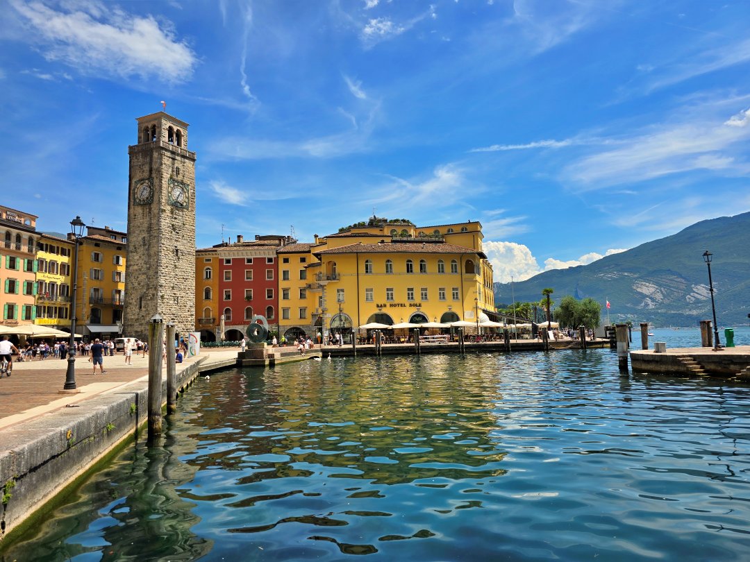 義大利加爾達湖 Lago di Garda 里瓦德爾加爾達 Riva del Garda。湖光山色的交會，加爾達湖最北端的美麗小鎮