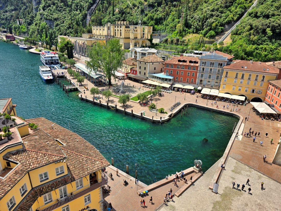 義大利加爾達湖 Lago di Garda 里瓦德爾加爾達 Riva del Garda。湖光山色的交會，加爾達湖最北端的美麗小鎮