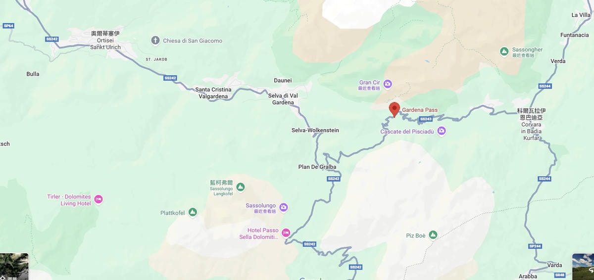 義大利多洛米蒂景點 加迪納山口 Gardena pass 沿著蜿蜒山路經過壯觀山群環繞的隘口