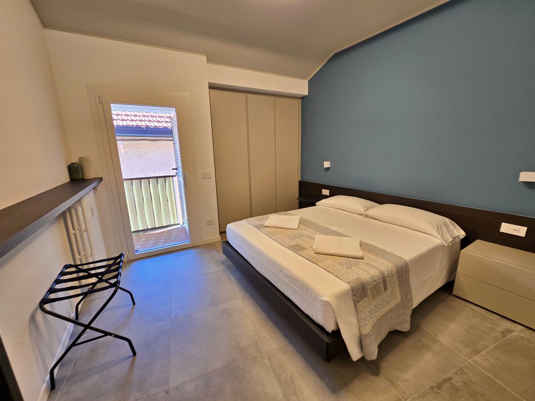 義大利科莫湖瓦倫納Varenna住宿推薦。 Casa Posta 窗景超美的二房新穎湖景公寓，有廚房和洗衣機，地點很方便、距離主要景點超近。