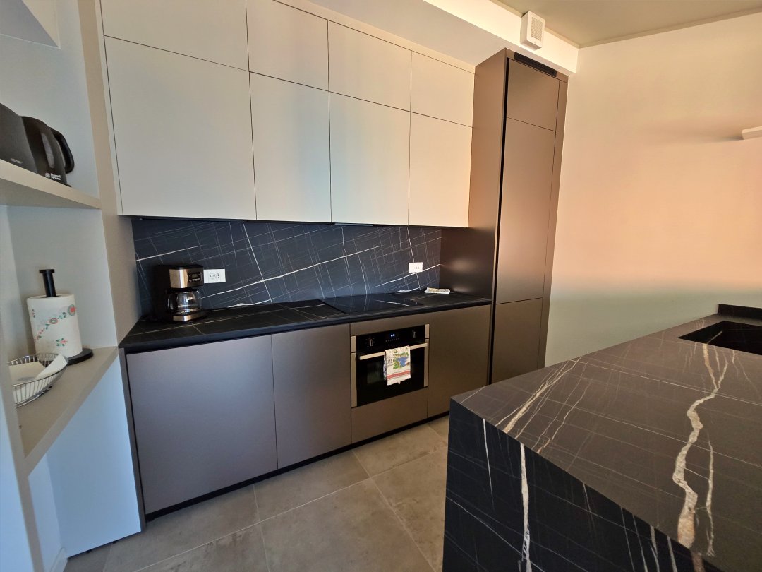 義大利科莫湖瓦倫納Varenna住宿推薦。 Casa Posta 窗景超美的二房新穎湖景公寓，有廚房和洗衣機，地點很方便、距離主要景點超近。