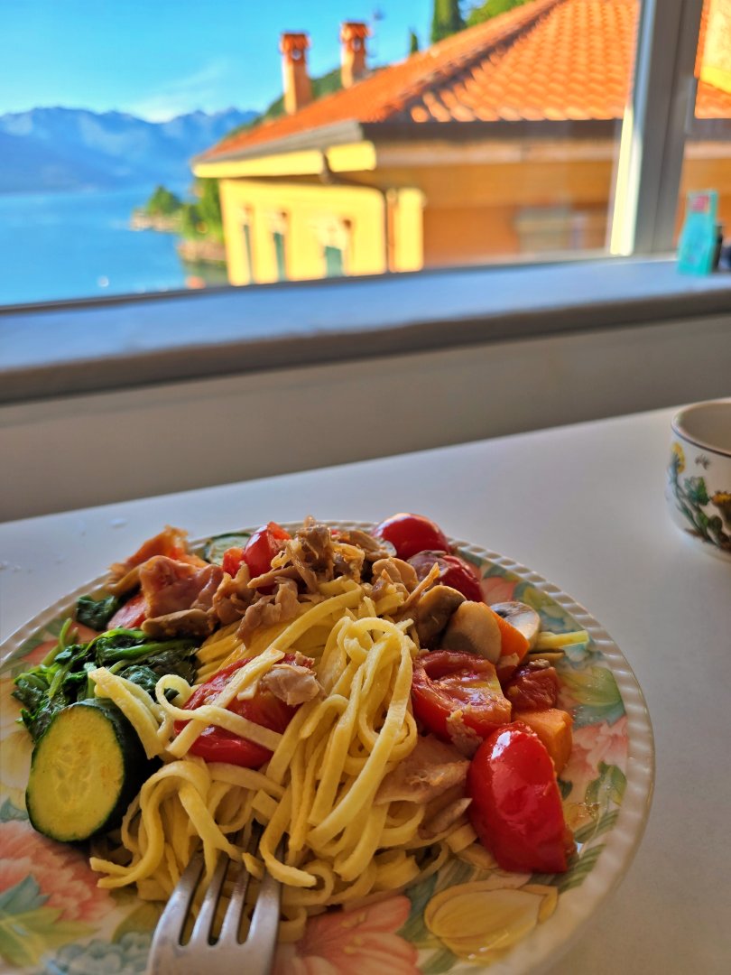 義大利科莫湖瓦倫納Varenna住宿推薦。 Casa Posta 窗景超美的二房新穎湖景公寓，有廚房和洗衣機，地點很方便、距離主要景點超近。