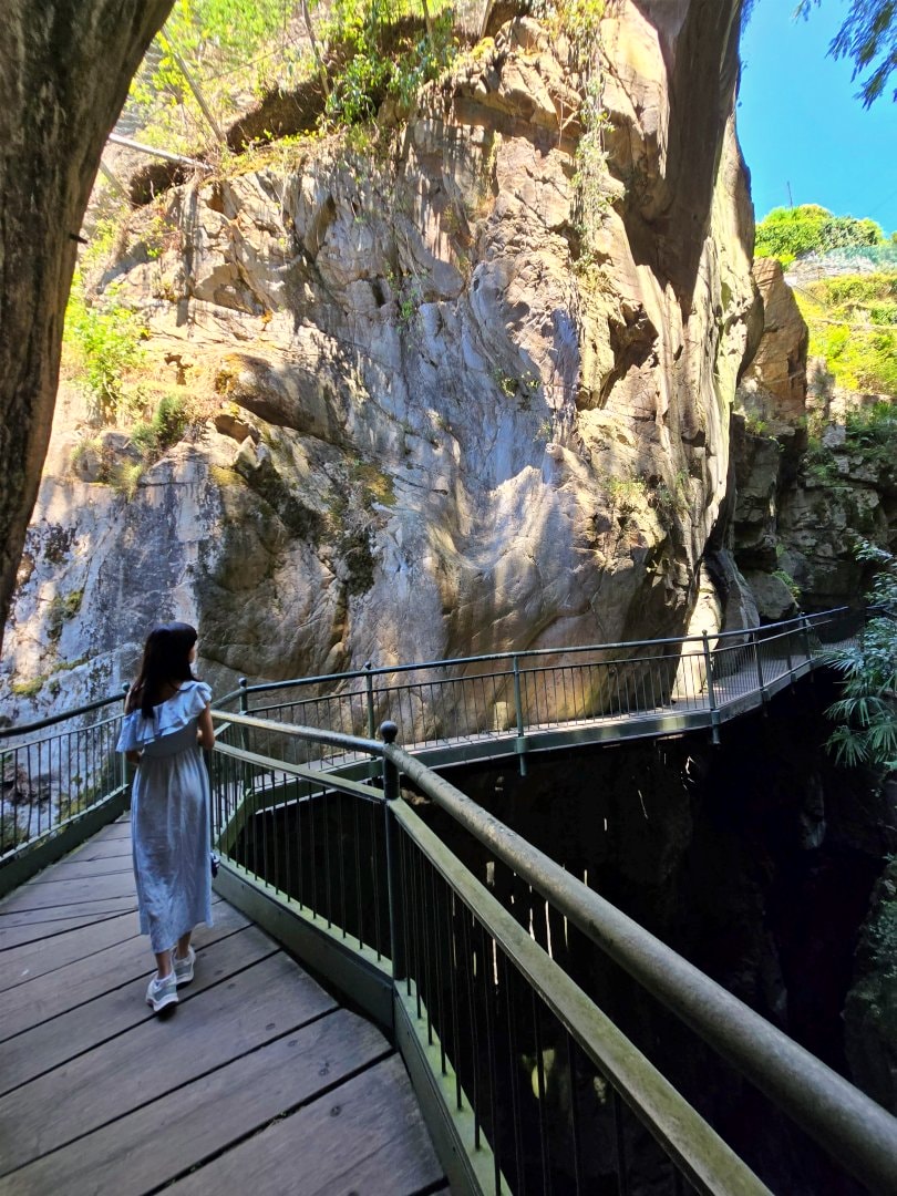 科莫湖 Bellano 小鎮天然峽谷 Orrido di Bellano。體驗奇幻與詩意的秘境峽谷、盛夏之中的最佳避暑景點 - 第5張圖 貝拉焦小鎮 Bellagio 梅爾齊別墅花園 Giardini di Villa Melzi。科莫湖畔最美貴族花園,驚豔優雅植物園與摩爾風格小亭