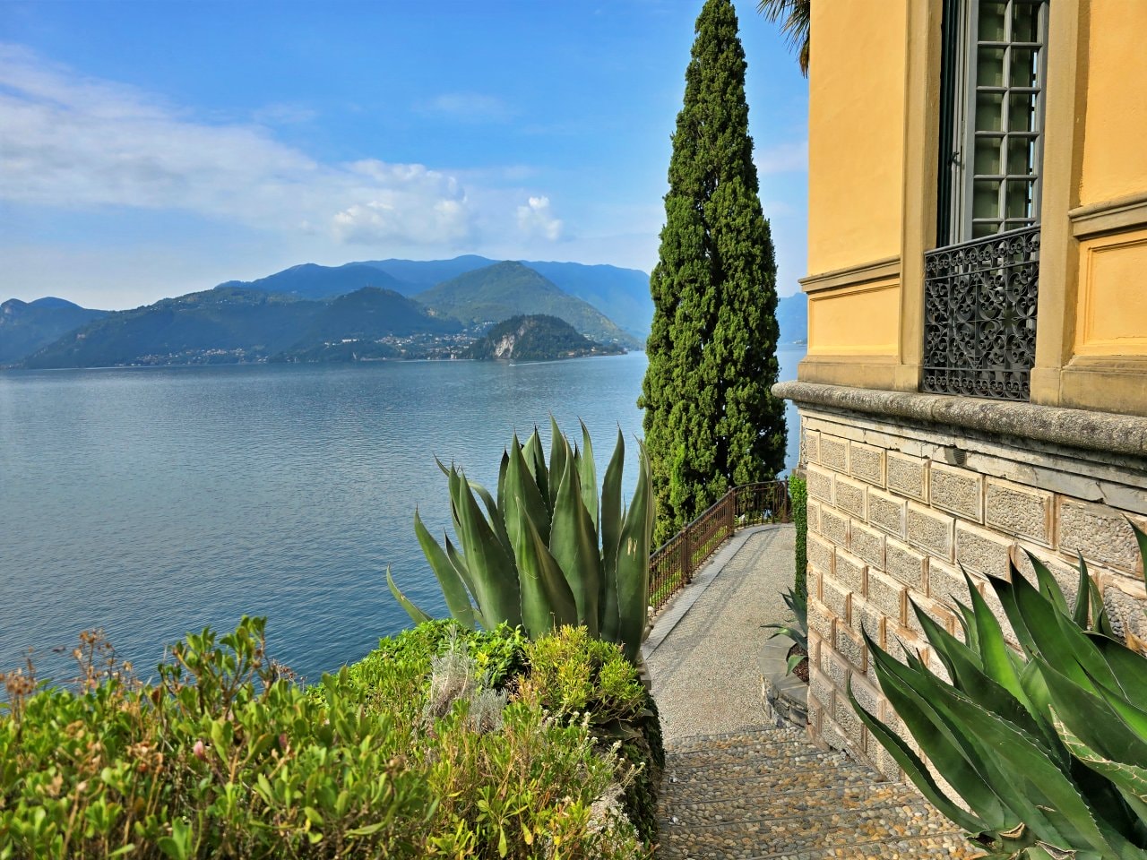 科莫湖瓦倫納 Villa Cipressi Garden，通往湖水的大門與湖畔夢幻花園