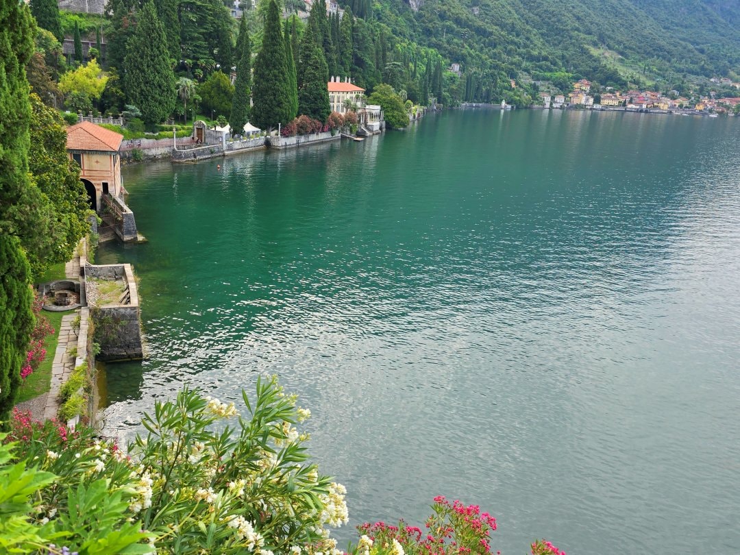 科莫湖瓦倫納 Villa Cipressi Garden，通往湖水的大門與湖畔夢幻花園