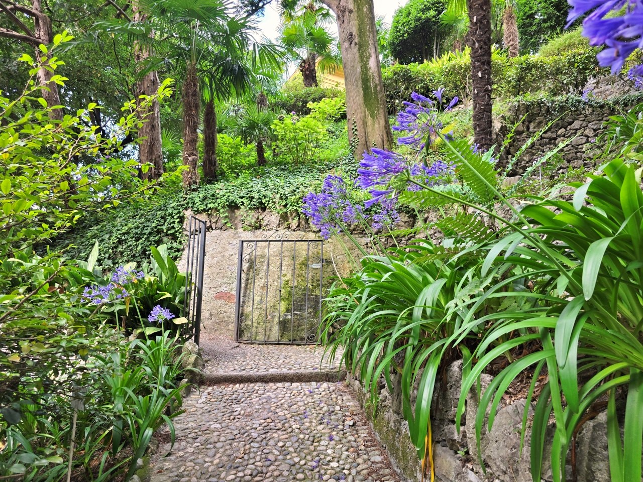 科莫湖瓦倫納 Villa Cipressi Garden，通往湖水的大門與湖畔夢幻花園