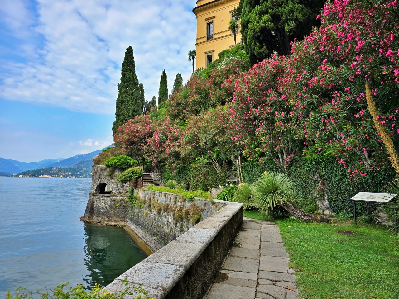 科莫湖瓦倫納 Villa Cipressi Garden，通往湖水的大門與湖畔夢幻花園