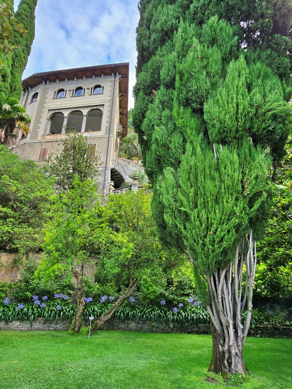 科莫湖瓦倫納 Villa Cipressi Garden，通往湖水的大門與湖畔夢幻花園