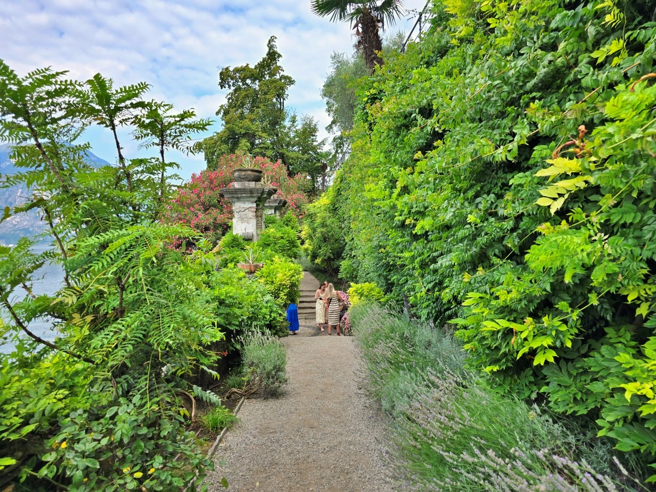 科莫湖瓦倫納 Villa Cipressi Garden，通往湖水的大門與湖畔夢幻花園