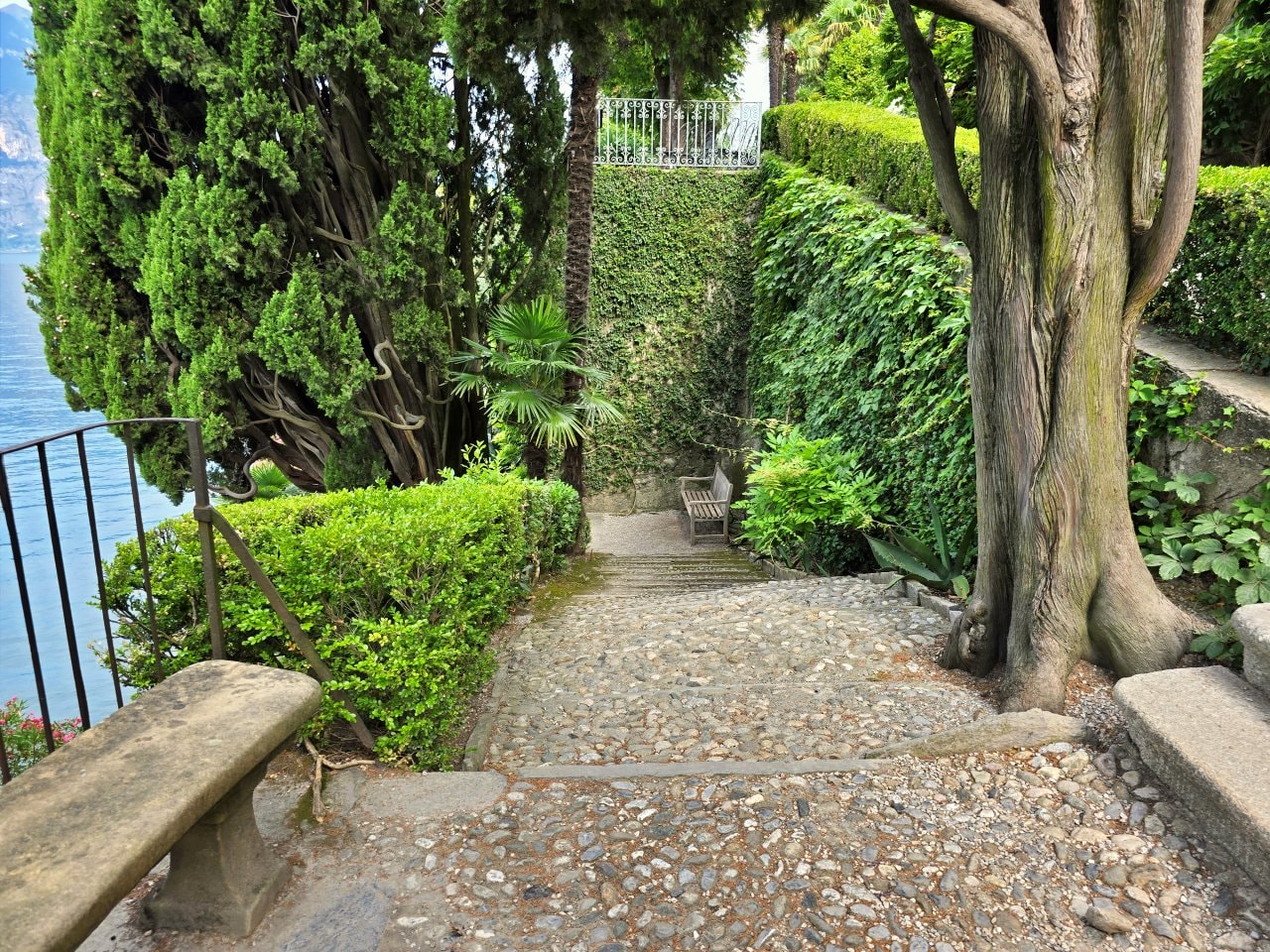 科莫湖瓦倫納 Villa Cipressi Garden，通往湖水的大門與湖畔夢幻花園