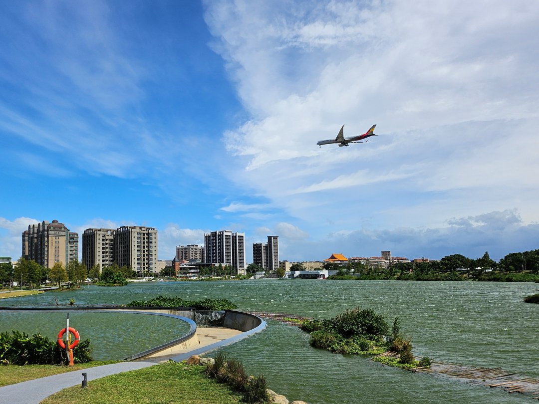 桃園大園 華興池生態埤塘公園:湖畔玻璃屋喬寓咖啡、落羽松美景、超酷下沉式步道和冒險兒童遊戲場 - 第10張圖 桃園大園 華興池生態埤塘公園:湖畔玻璃屋喬寓咖啡、落羽松美景、超酷下沉式步道和冒險兒童遊戲場