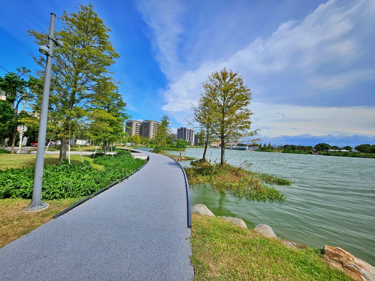 桃園大園 華興池生態埤塘公園:湖畔玻璃屋喬寓咖啡、落羽松美景、超酷下沉式步道和冒險兒童遊戲場 - 第11張圖 桃園大園 華興池生態埤塘公園:湖畔玻璃屋喬寓咖啡、落羽松美景、超酷下沉式步道和冒險兒童遊戲場