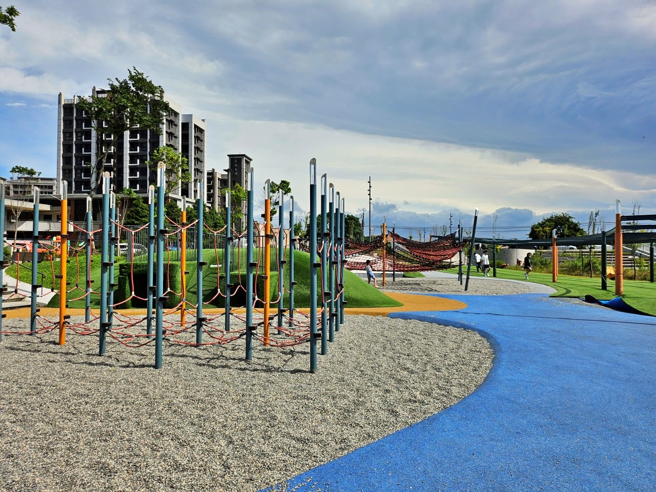 桃園大園 華興池生態埤塘公園:湖畔玻璃屋喬寓咖啡、落羽松美景、超酷下沉式步道和冒險兒童遊戲場 - 第14張圖 桃園大園 華興池生態埤塘公園:湖畔玻璃屋喬寓咖啡、落羽松美景、超酷下沉式步道和冒險兒童遊戲場