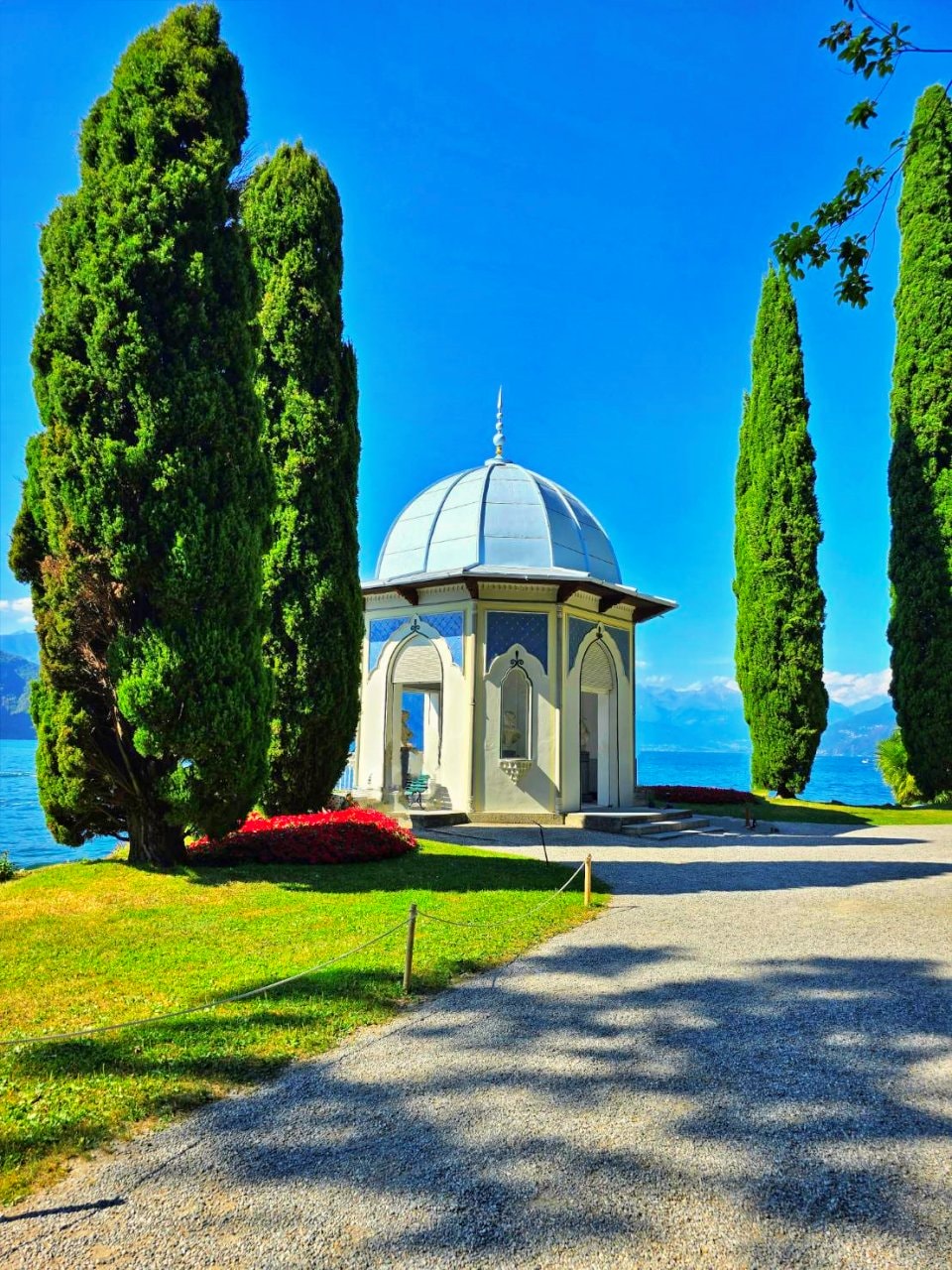 貝拉焦小鎮 Bellagio 梅爾齊別墅花園 Giardini di Villa Melzi。科莫湖畔最美貴族花園,驚豔優雅植物園與摩爾風格小亭 - 第3張圖 貝拉焦小鎮 Bellagio 梅爾齊別墅花園 Giardini di Villa Melzi。科莫湖畔最美貴族花園,驚豔優雅植物園與摩爾風格小亭