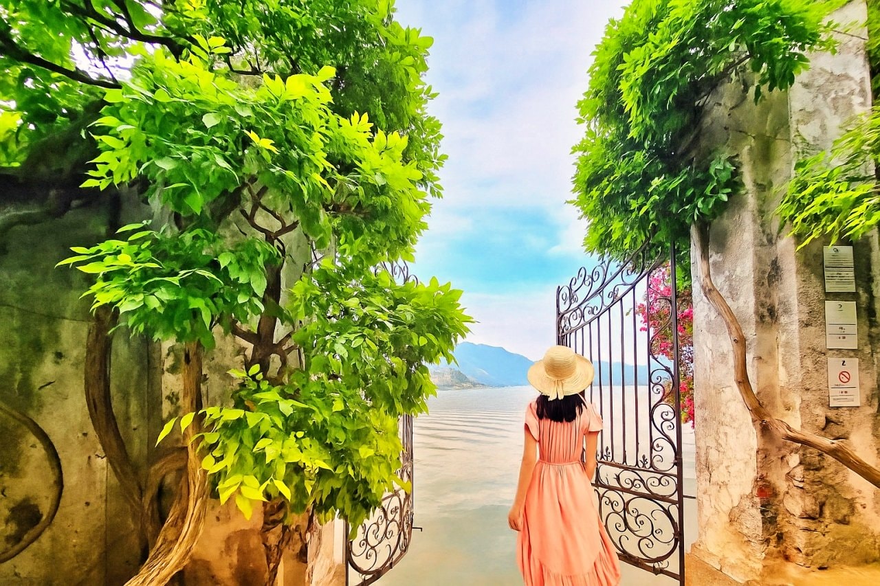 科莫湖瓦倫納 Villa Cipressi Garden,通往湖水的大門與湖畔夢幻花園 - 第1張圖 貝拉焦小鎮 Bellagio 梅爾齊別墅花園 Giardini di Villa Melzi。科莫湖畔最美貴族花園,驚豔優雅植物園與摩爾風格小亭